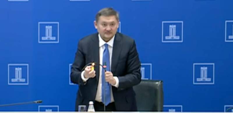 Министр Саясат Нурбек поджёг кабель в правительстве