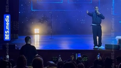 Солист группы Blue поблагодарил казахстанца Мусу Абдраима за спасение сотрудницы в аэропорту
