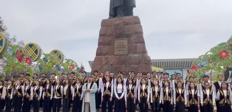 Пять тысяч алматинцев исполнили песни Абая в честь Наурыза и 180‑летия поэта