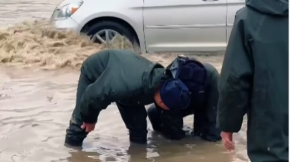 Улицы Актау топит после дождя – залило дороги в микрорайонах города 
