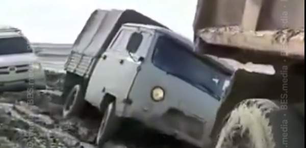 Авто тонут в грязи на трассе Кызылорда – Жезказган