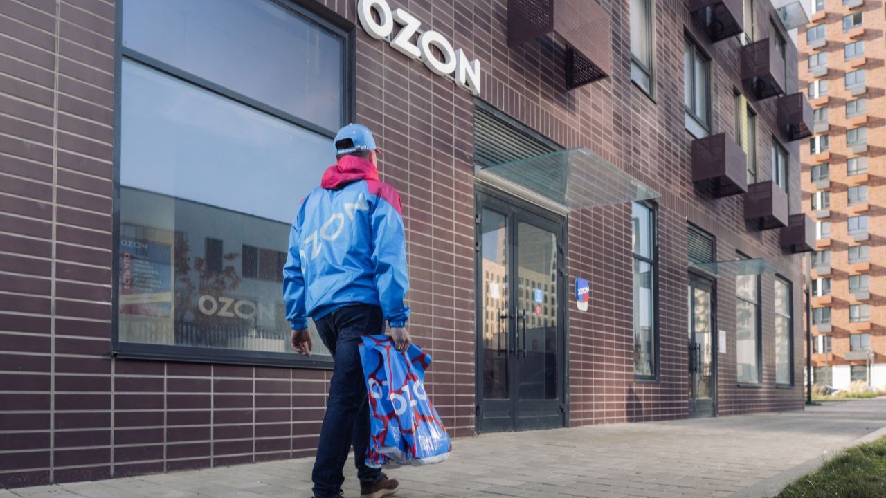 Маркетплейс Ozon Казахстан запустил постоплату на одежду, обувь и аксессуары