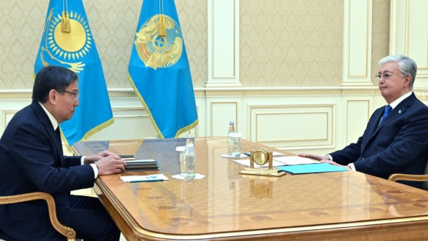 Аким Алматы рассказал президенту о полной экологизации общественного транспорта до конца 2025 года, хотя месяц назад называл 2026 год 
