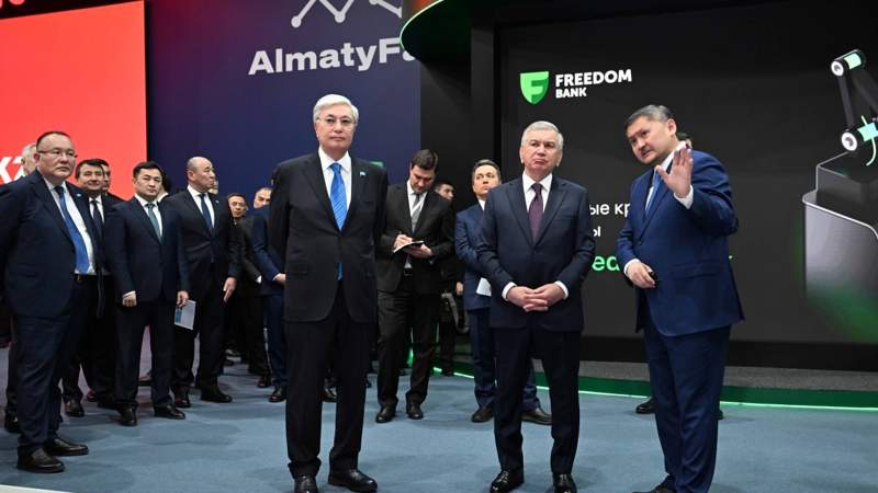 Президенты Казахстана и Узбекистана посетили выставку AlmatyFairai – Токаеву и Мирзиёеву рассказали про технологии ИИ