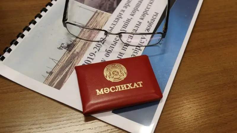 "С докладом выступайте на государственном языке" – председатель комиссии маслихата Астаны Адамбаев