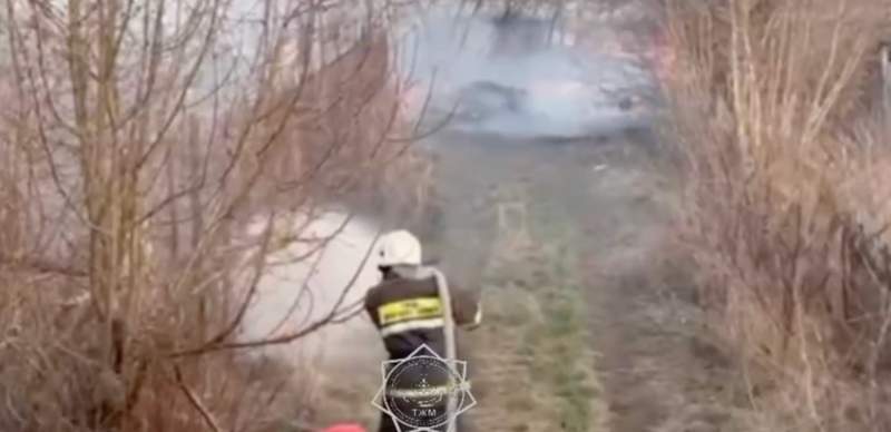Дачи и сухая трава горят в Павлодарской области