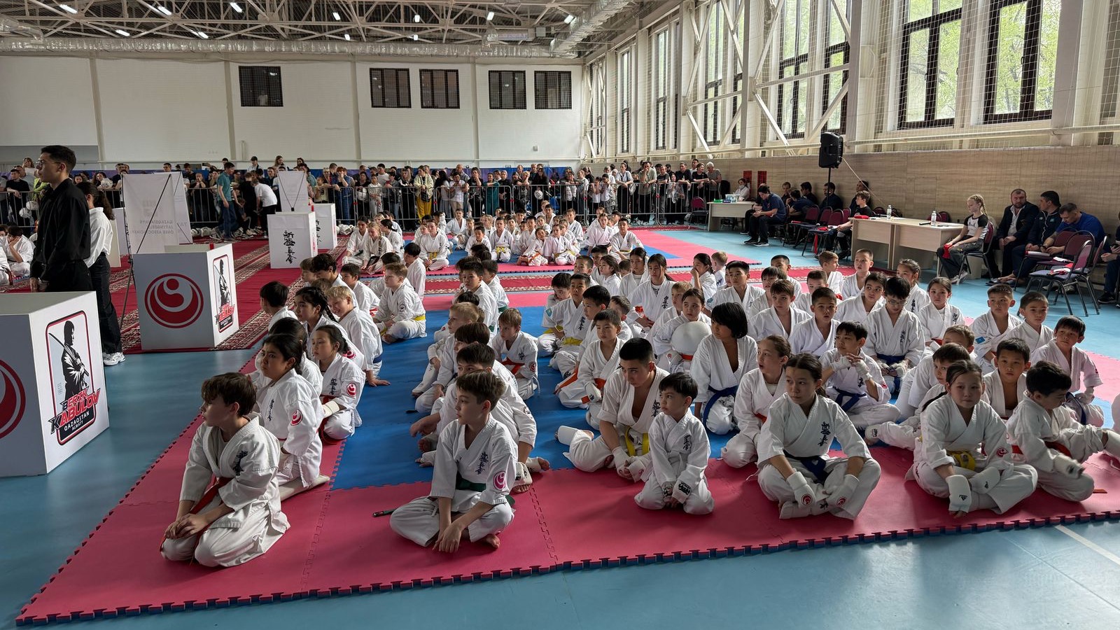 В Алматы почти 400 спортсменов сразились на турнире по шинкиокушинкай памяти Кунаева