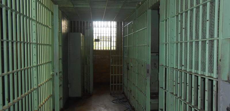 Рукоприкладство в отношении несовершеннолетней привело жителя Петропавловска в изолятор