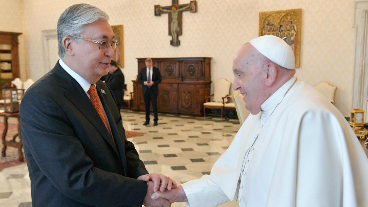 Президент Казахстана выразил соболезнования в связи с кончиной Папы Римского Франциска