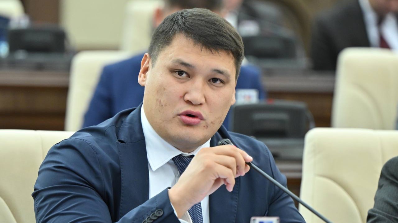 Состояние замакима Шымкента Руслана Берденова после покушения стабильно тяжёлое
