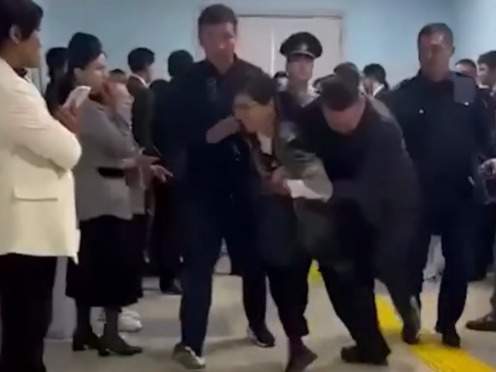Женщину выволокли со встречи Досаева с жителями Алматы