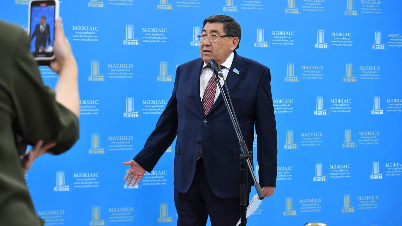 "Құдайға шүкір": депутат поблагодарил бога за дешёвое МРТ в Казахстане
