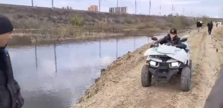 В СКО оштрафовали отца 10-летнего мальчика, помогавшего укреплять дамбу на квадроцикле