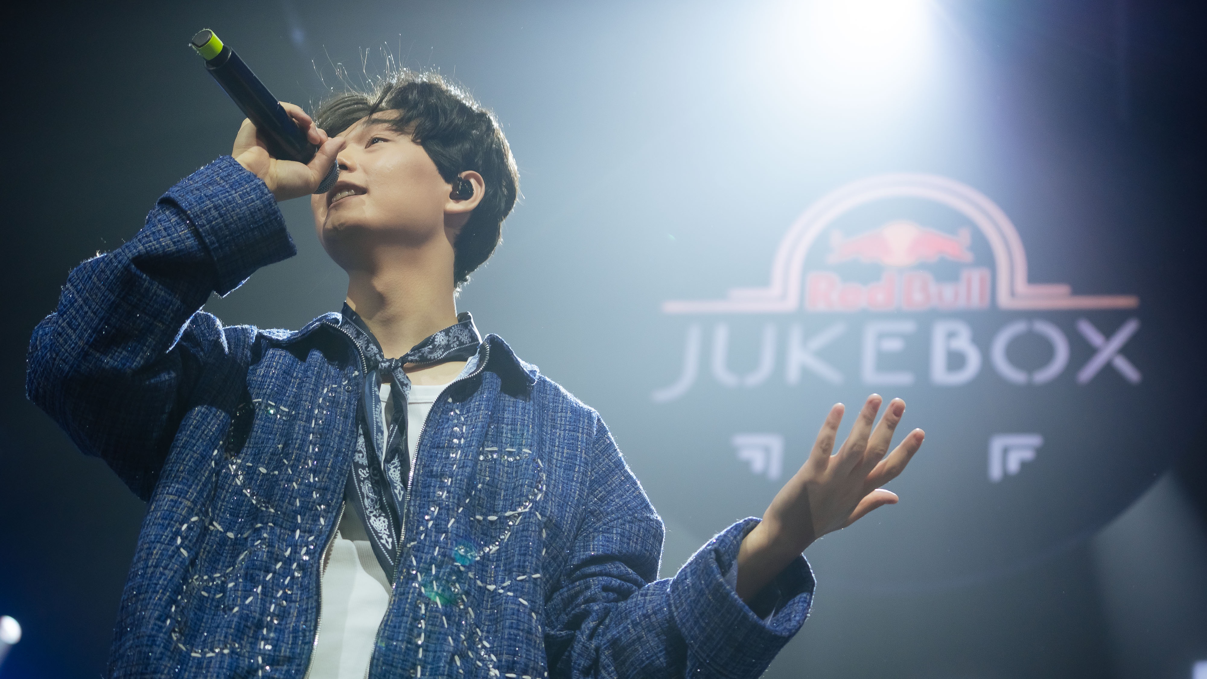 Red Bull Jukebox в Алматы: концерт, где зрители управляли шоу с помощью браслетов