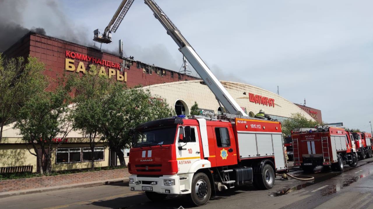 В Астане горит рынок "Шапагат": пожар тушат по повышенному рангу