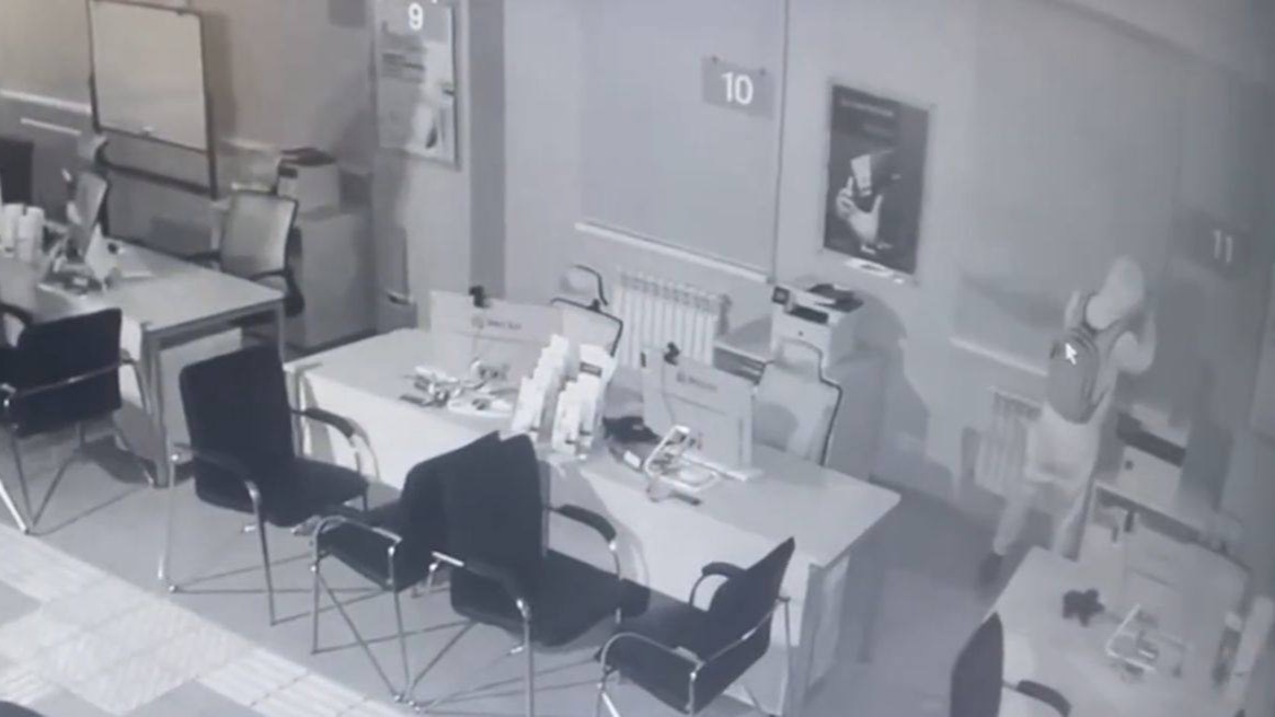 Попытка ограбления в отделении Банка ЦентрКредит в Алматы сорвалась из-за бронированного стекла
