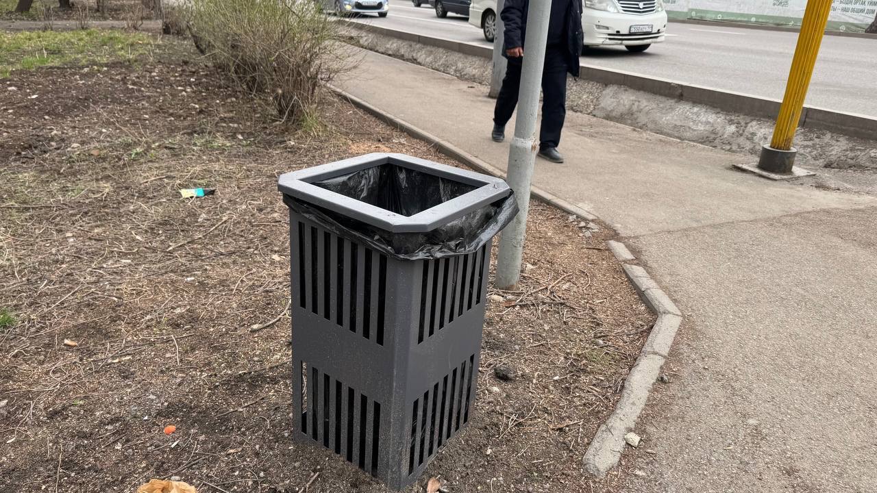 Новые урны с чёрным пакетом за 56 тысяч тенге