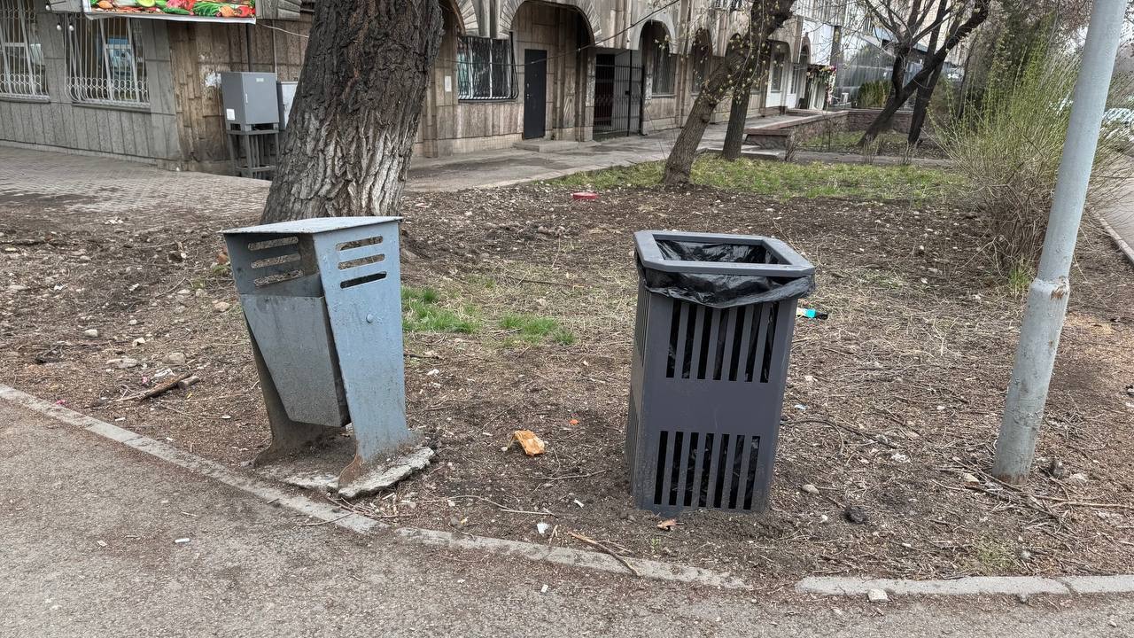Урны за 56 тысяч тенге и непрозрачные пакеты: в акимате Алматы рассказали, зачем обновляют мусорки