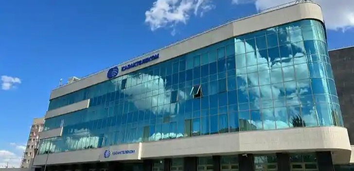Торги акциями Казахтелекома приостановили на KASE после их обвала