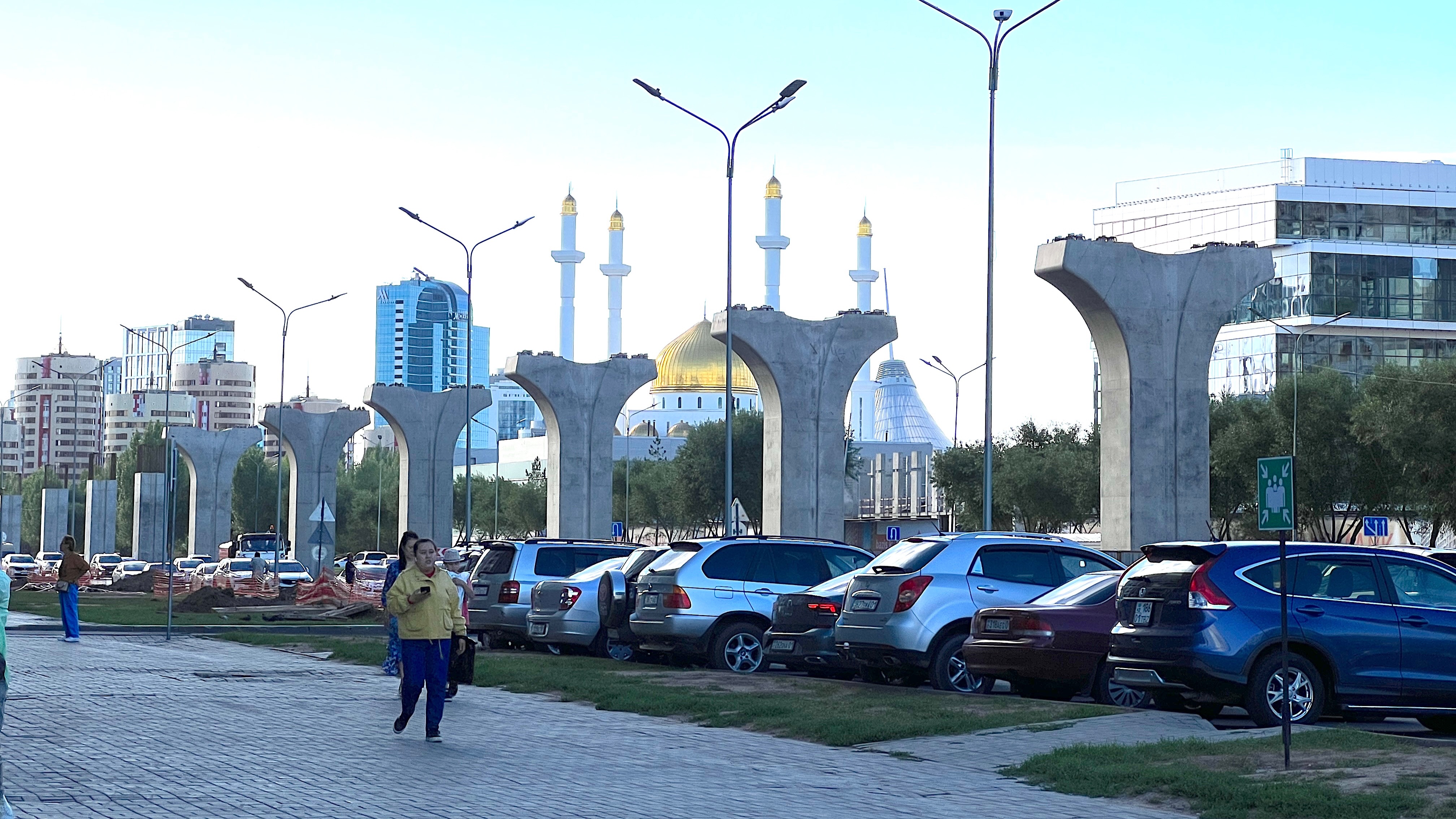 Рабочие укрыли авто плёнкой во время покраски LRT в Астане – до этого краска портила машины