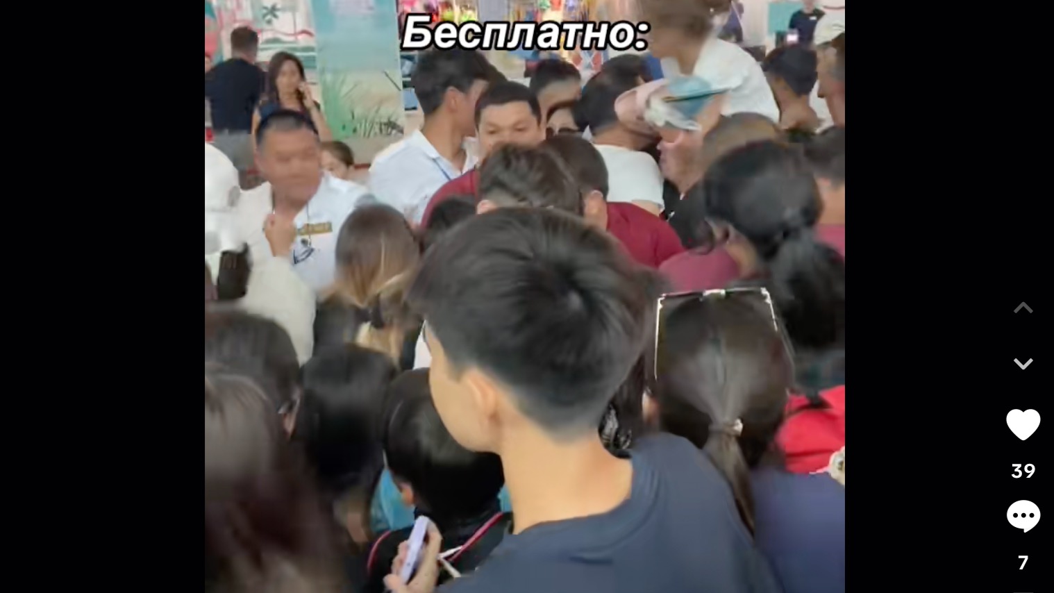 Давка за халяву: в Aport Mall устроили бег с препятствиями за бесплатный вход в аквапарк