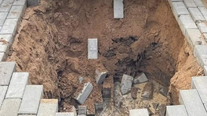 В Астане девушка провалилась в яму на тротуаре