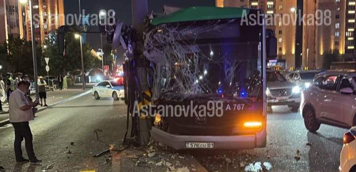 Автобус на скорости врезался в опору табло – один пострадавший в тяжёлом состоянии