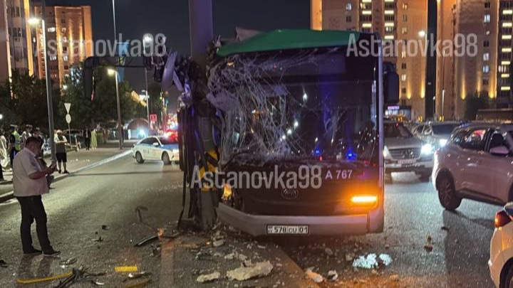 Пассажирке автобуса, попавшего в ДТП в Астане, ампутировали обе ноги