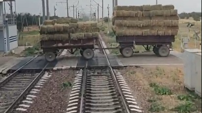Как в Голливуде: машинист остановил поезд в двух метрах от грузовых прицепов 

