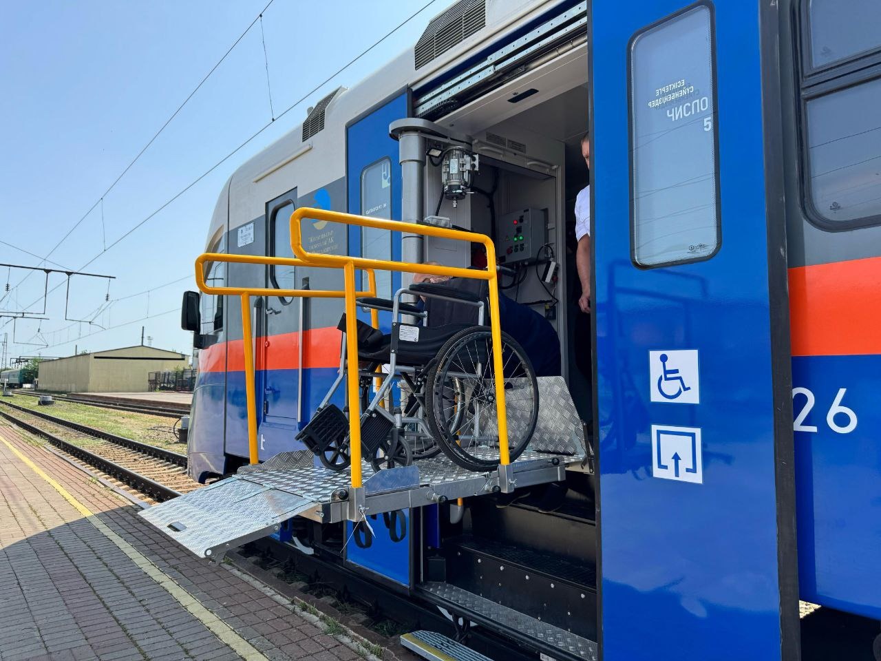Поезд с подъёмником для пассажиров-колясочников вышел на маршрут Астана – Караганда