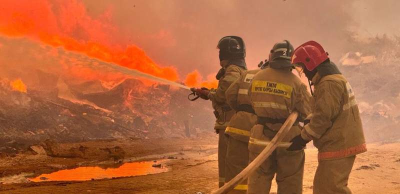 Огромная свалка мусора горит в Астане