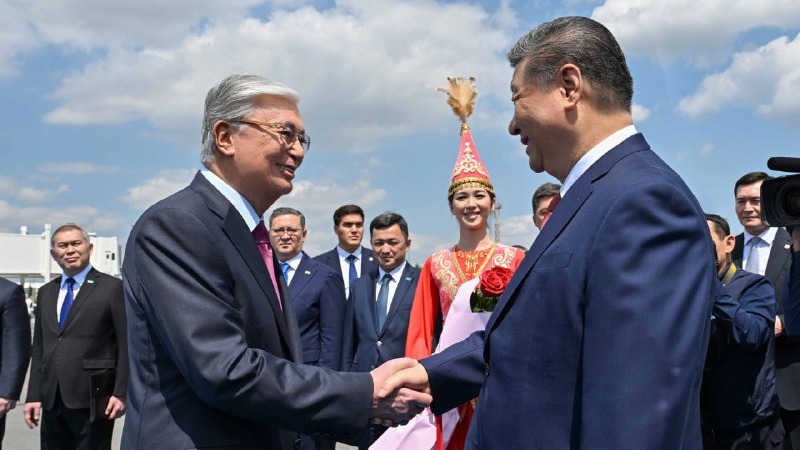 Президент Касым-Жомарт Токаев в аэропорту Астаны встретил председателя КНР Си Цзиньпина