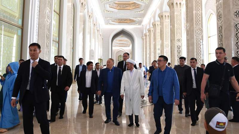 Экс-президент Назарбаев помолился за единство Казахстана в мечети, но ДУМК удалил новость об этом