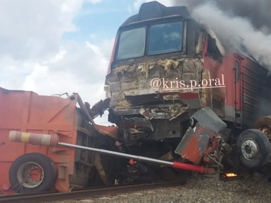Локомотив протаранил грузовик в В ЗКО: поезд перевозил 74 цистерны со сжиженным газом