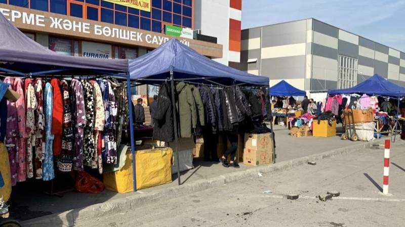 Стихийная торговля на барахолке в Алматы: в акимате начнут выписывать штрафы без полиции