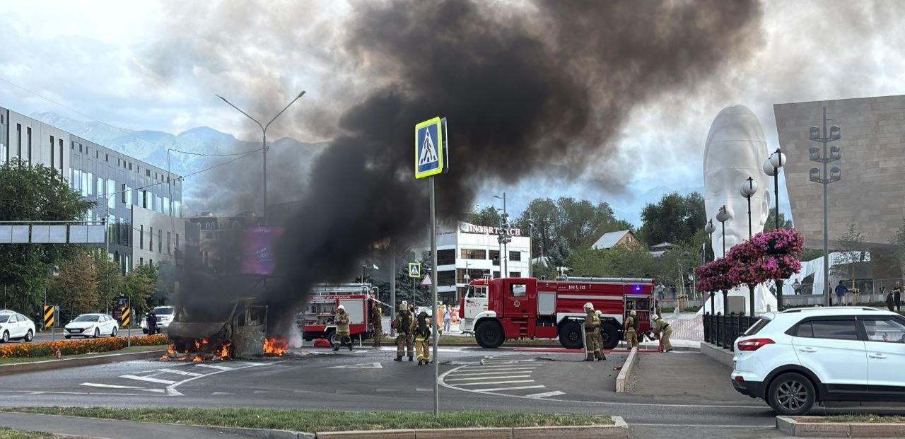 Во время пожара на Аль-Фараби в Алматы техника дала сбой – в ДЧС назвали это технической заминкой