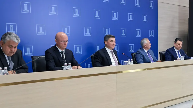 Члены правительства на брифинге, 15 июля 2025 года Члены правительства на брифинге, 15 июля 2025 года
