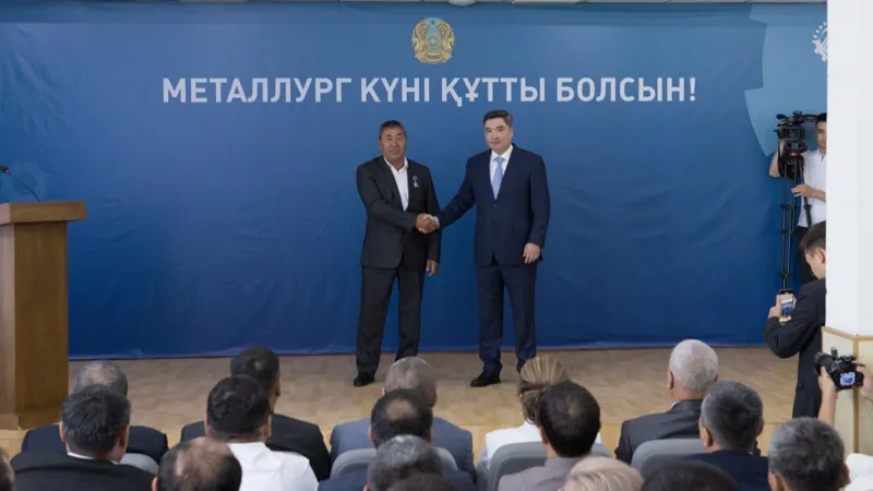Ұлытаулық металлургтерге президент атынан марапат табыс етілді Ұлытаулық металлургтерге президент атынан марапат табыс етілді