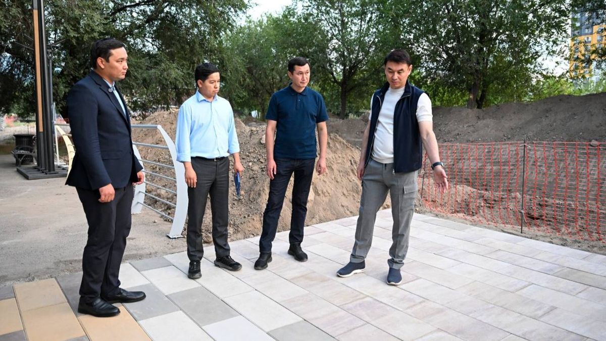 Дархан Сатыбалды (справа) в ходе объезда по вопросам благоустройства русел рек