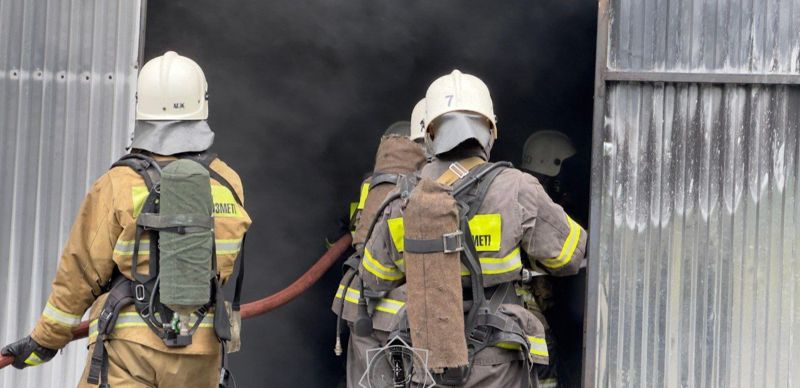 Горит склад недалеко от вокзала "Алматы-2"