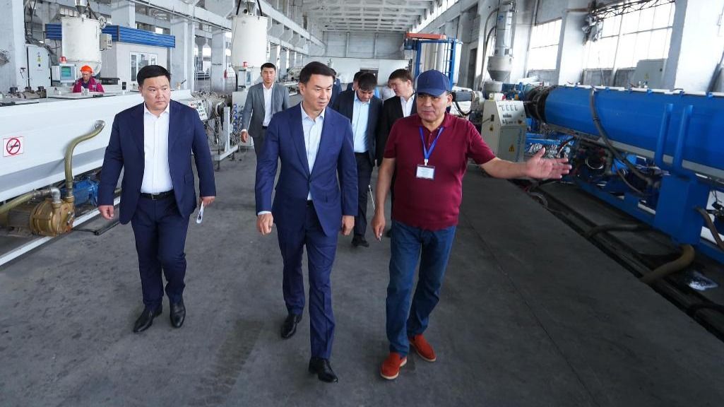 Дархан Сатыбалды с 2022 по 2025 год возглавлял Туркестанскую область – и там тоже не сидел в кабинете. Пресс-служба исправно выкладывала фото выездов акима