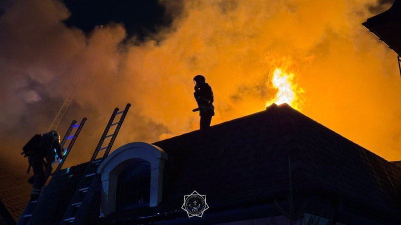 В Астане вспыхнул сильный пожар в трёхэтажном гостиничном комплексе TatarInn