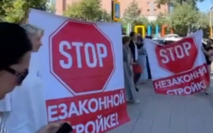 Акция перед зданием Акция перед зданием