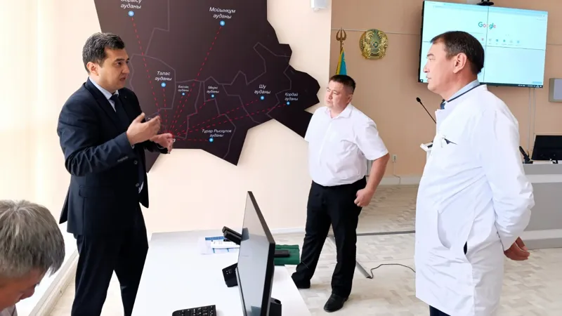 Ерик Мусабаев с медработниками Ерик Мусабаев с медработниками