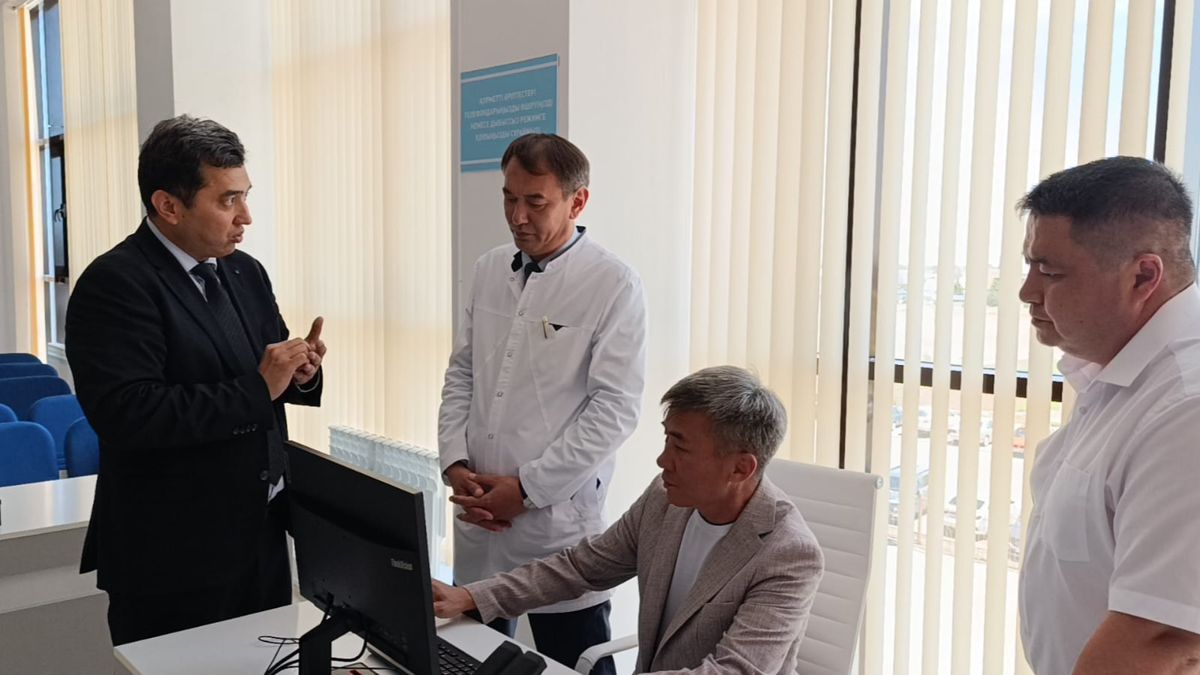 Ерик Мусабаев с медработниками Ерик Мусабаев с медработниками