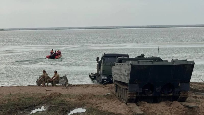 Найдены личные вещи членов экипажа пропавшего в Алматинской области военного вертолёта