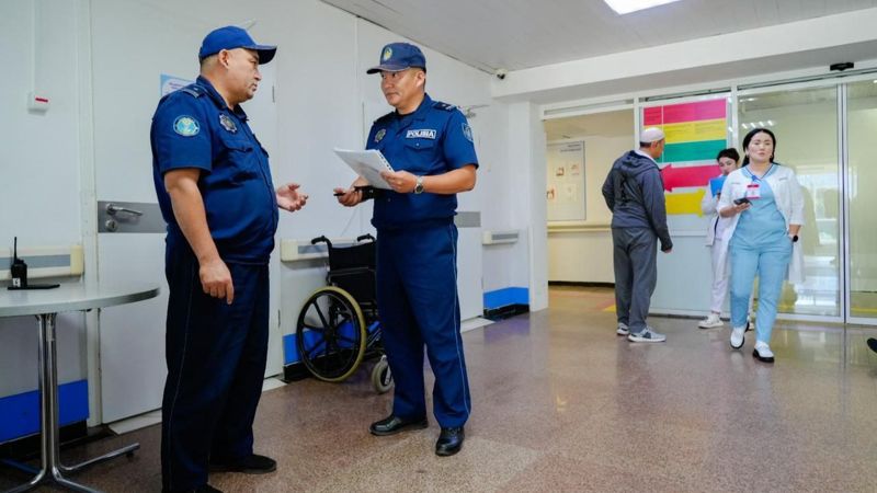 Полисмены встали на защиту врачей и медсестёр в шести больницах Астаны