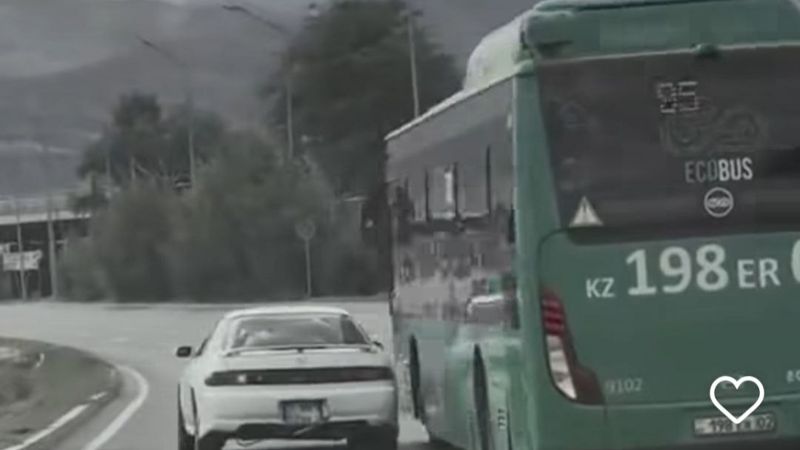 В Алматы очевидцы сняли на камеру "взбесившийся" автобус