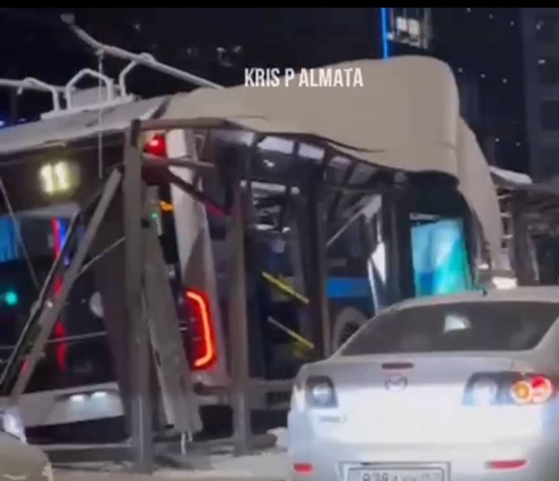 Троллейбус въехал в автобусную остановку в Алматы: есть пострадавшие