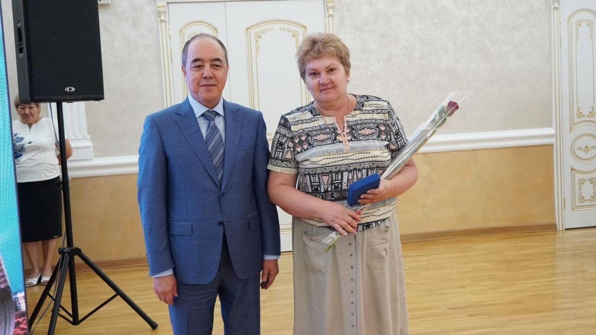 Аким области вручает награды